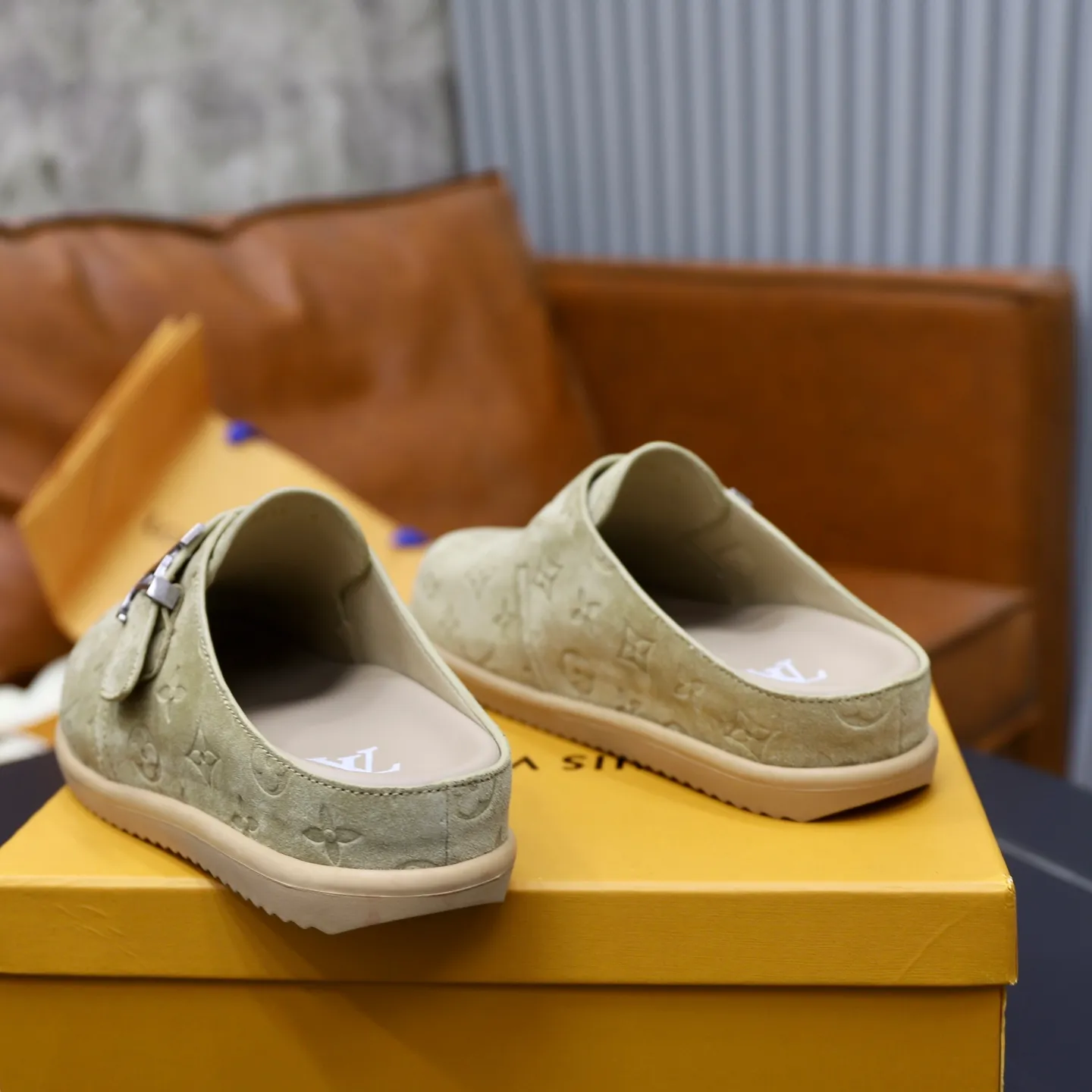 Ex-factory price: 520💰🙅‍♂️🙅‍♂️🙅‍♂️Birkenstock Brand: LV Louis Vuitton Standard code: 38-45 (cowhide lining) Grade: Same as the official website Material: Original leather design Original rubber wear-resistant molded outsole Style category: Men's fashion sandals Distinguished luxury brand elements Top luxury Color: Actual picture color